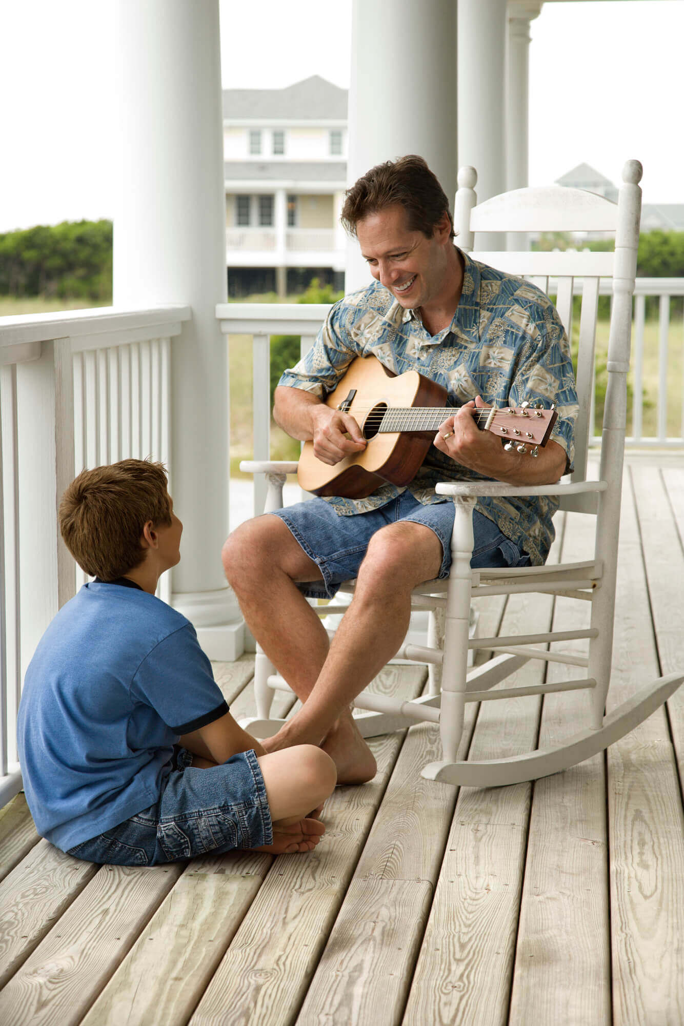 ギターを弾く大人とそれを眺める子供